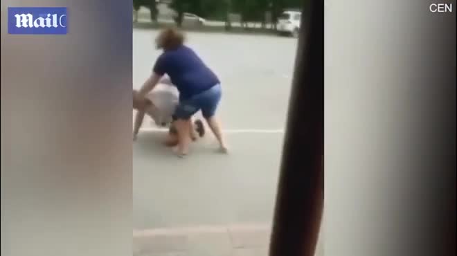 Video - Clip: Cướp điện thoại, nam thanh niên bị cô gái tát tới tấp giữa phố