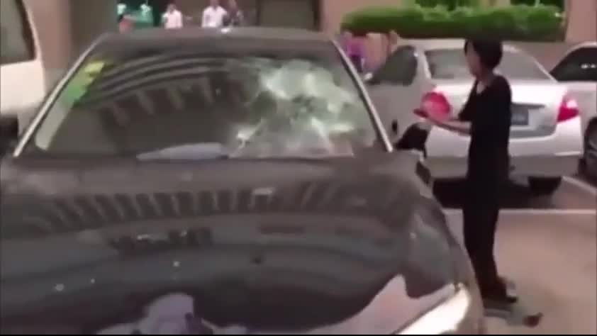 Video - Clip: Phát hiện chồng ngoại tình, vợ nổi điên cầm búa đập nát BMW