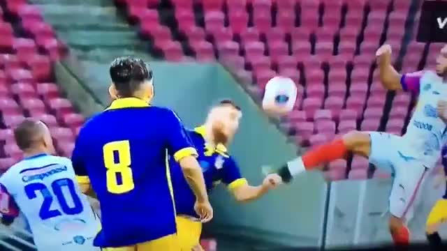 Video - Clip: Cầu thủ bay người tung cú đá kungfu vào mặt đối thủ