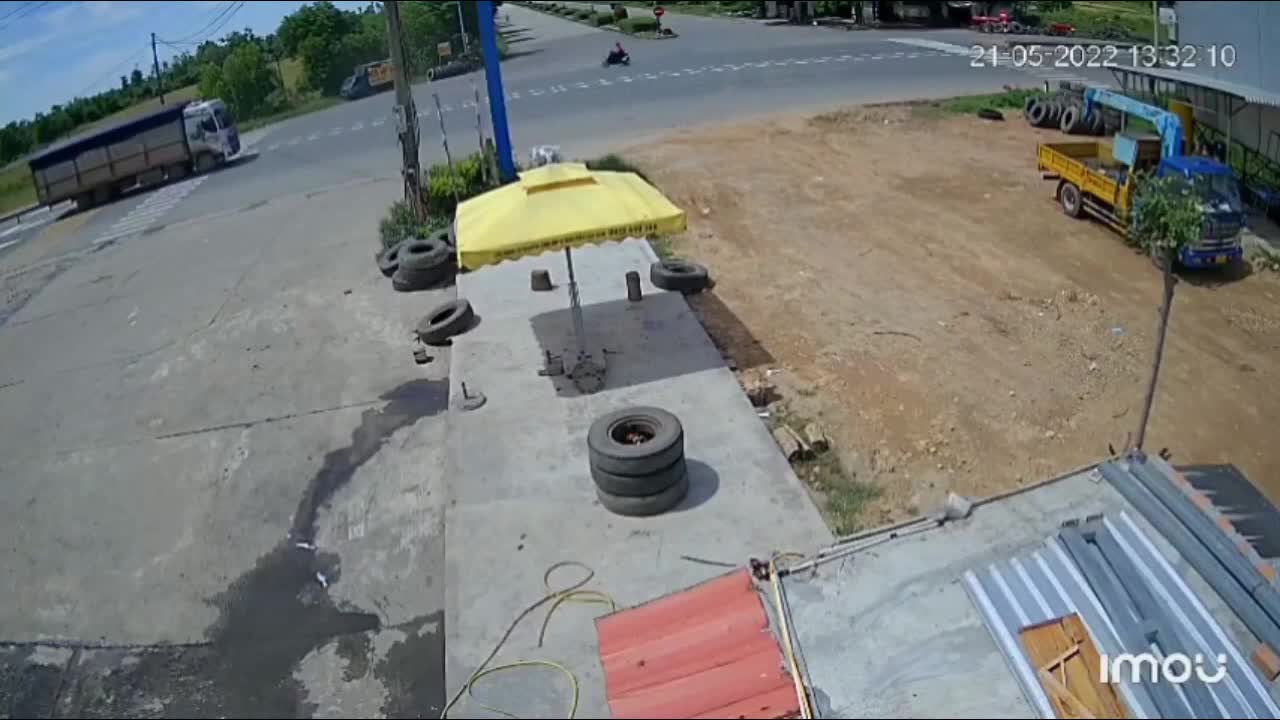 Video - Clip: Lao vào đuôi xe tải, container nát đầu sau cú tông kinh hoàng
