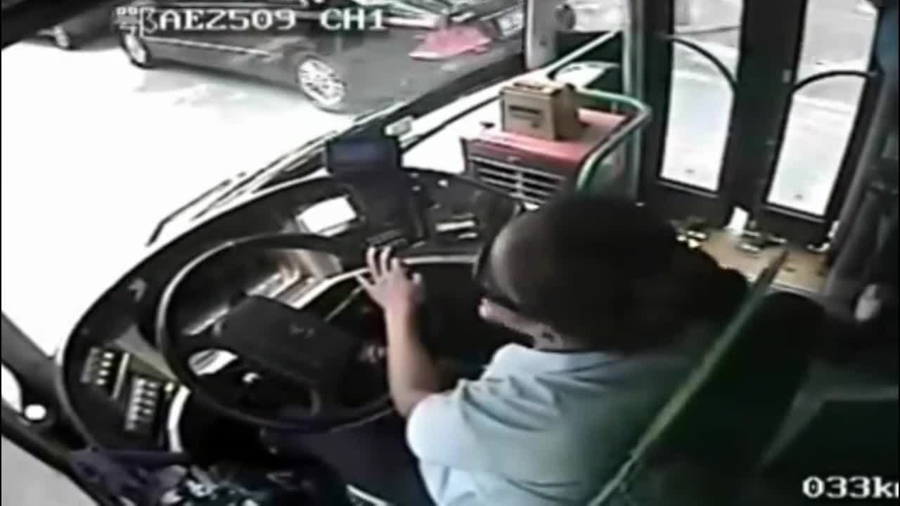 Video - Clip: Tranh cãi, người đàn ông hung hăng đấm tới tấp vào mặt nữ tài xế