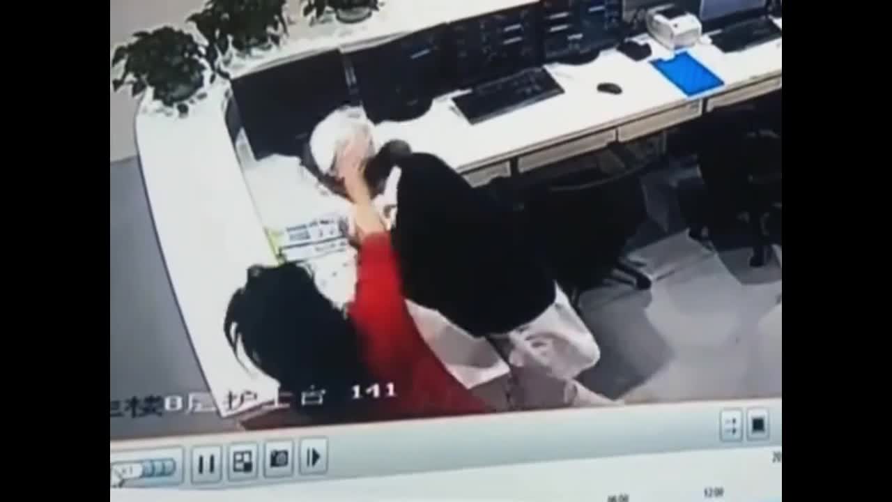 Video - Clip: Tát tới tấp vào mặt nữ y tá, người phụ nữ nhận ngay kết đắng