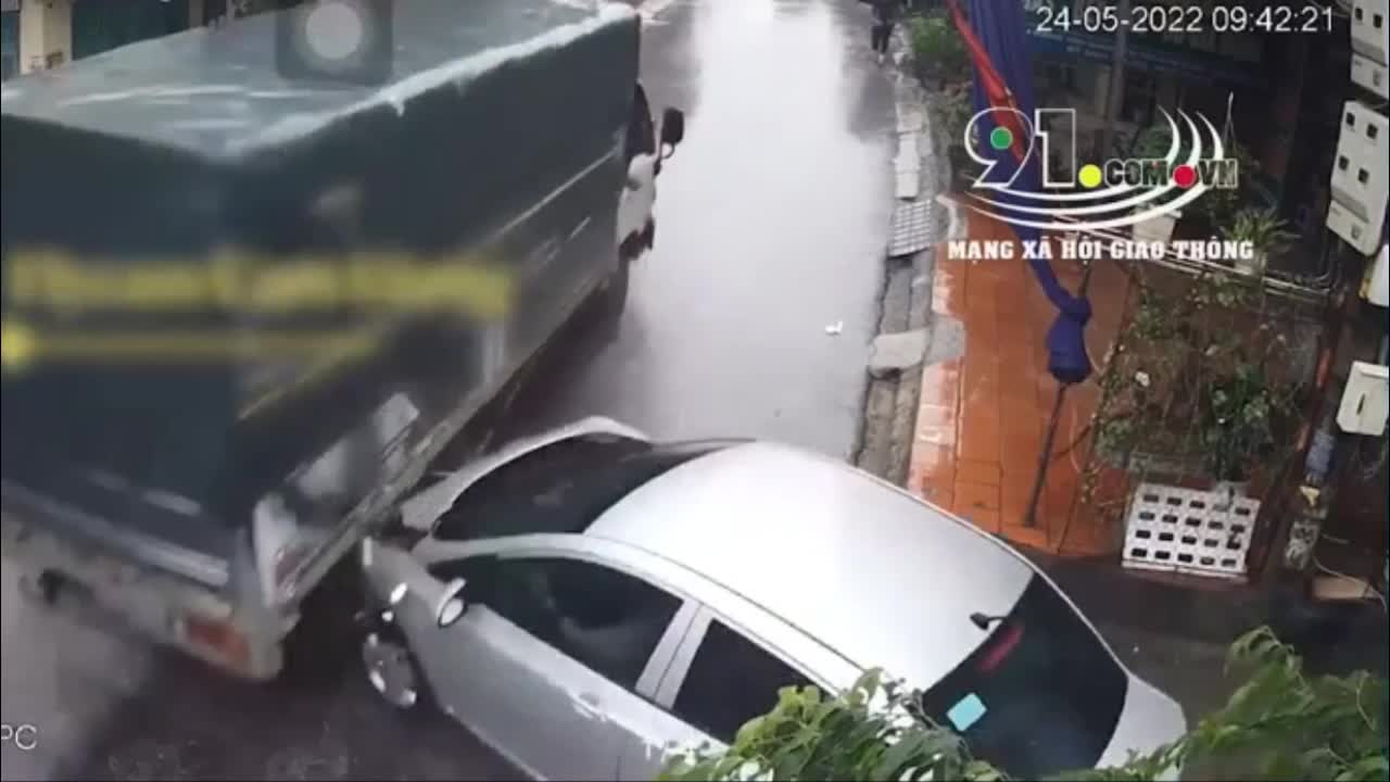 Video - Clip: Không quan sát, ô tô con nát đầu sau cú tông kinh hoàng