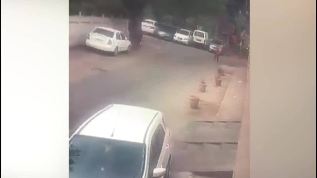 Video - Clip: Người phụ nữ bị khống chế, cướp dây chuyền ngay giữa phố