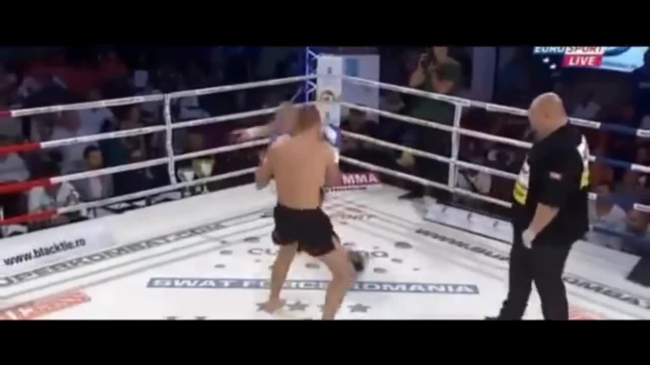 Video - Clip: Võ sĩ MMA tung cú đá ảo diệu, hạ gục đối thủ nhanh như chớp