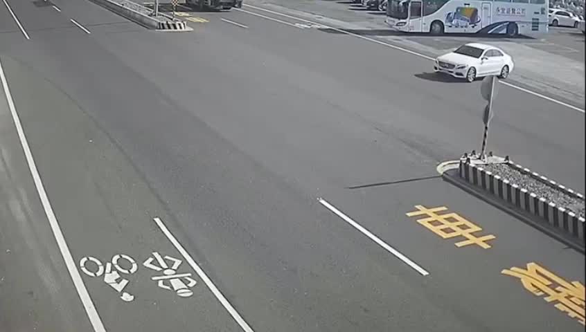 Video - Clip: Xe phân khối lớn dính chặt vào Mercedes sau cú tông kinh hoàng