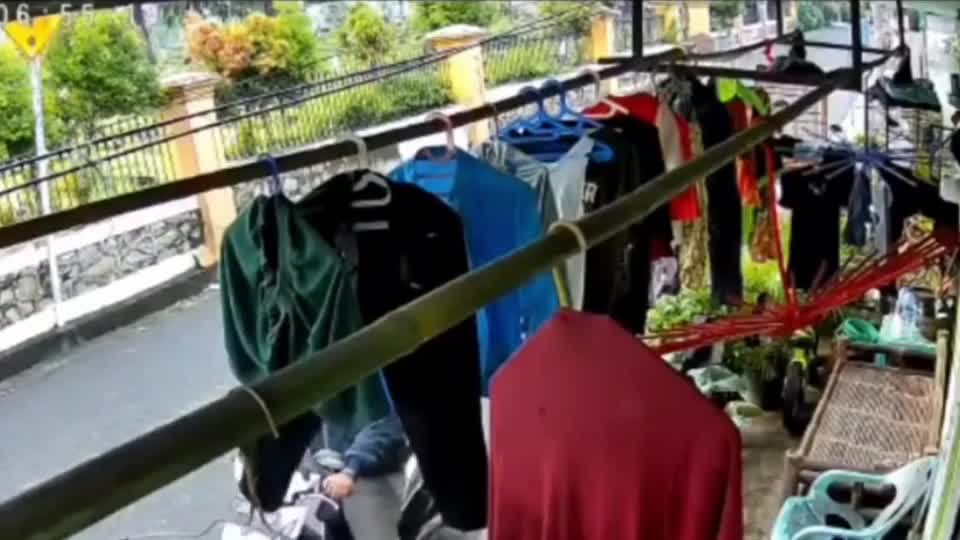 Video - Clip: Rình mò trước nhà dân trộm đồ lót, tên biến thái bị bắt tại trận