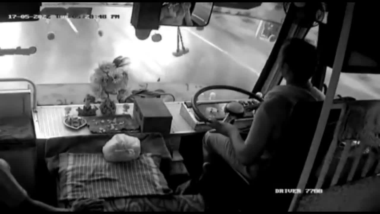 Video - Clip: 2 xe buýt đấu đầu kinh hoàng, tài xế văng khỏi ghế lái