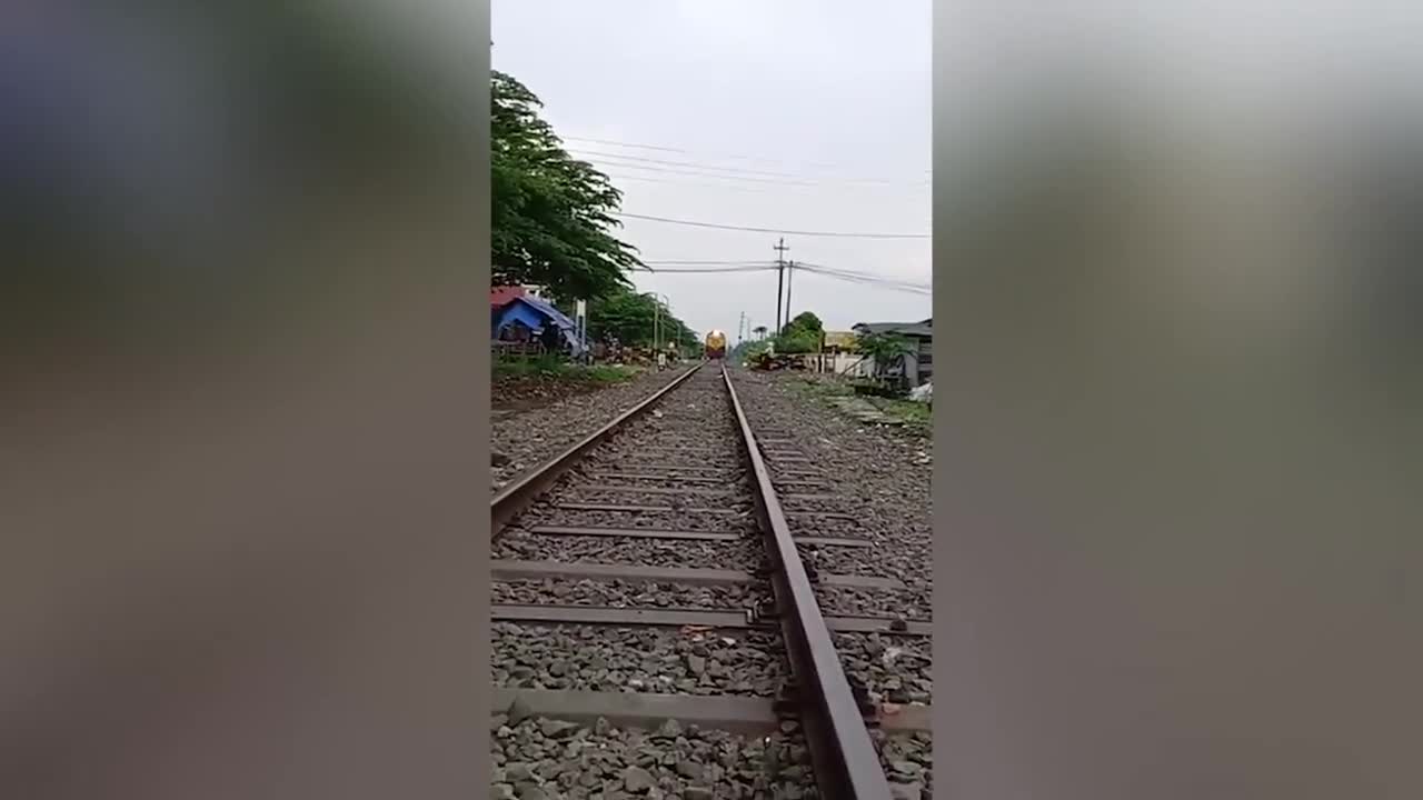 Video - Clip: Cố tình vượt qua đường ray, ô tô bị tàu hỏa tông trúng