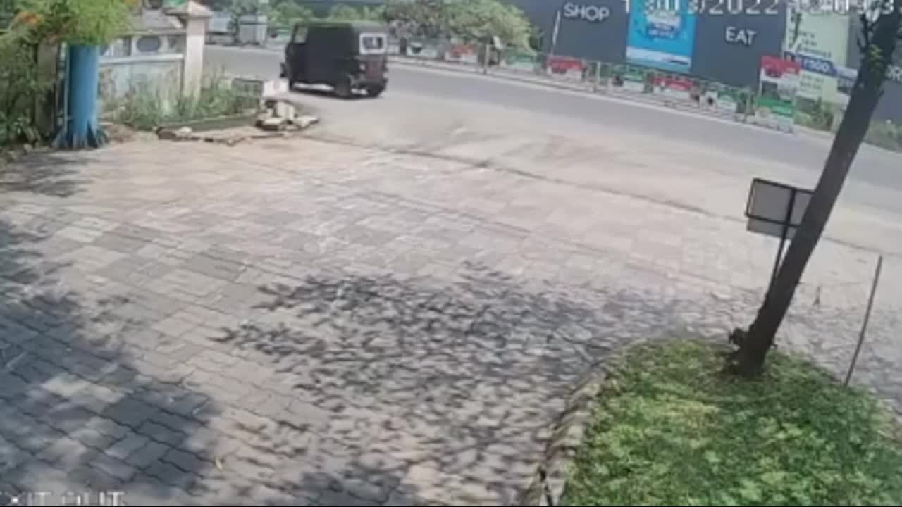 Video - Clip: Ô tô mất lái lao lên vỉa hè, 2 cảnh sát thoát chết khó tin