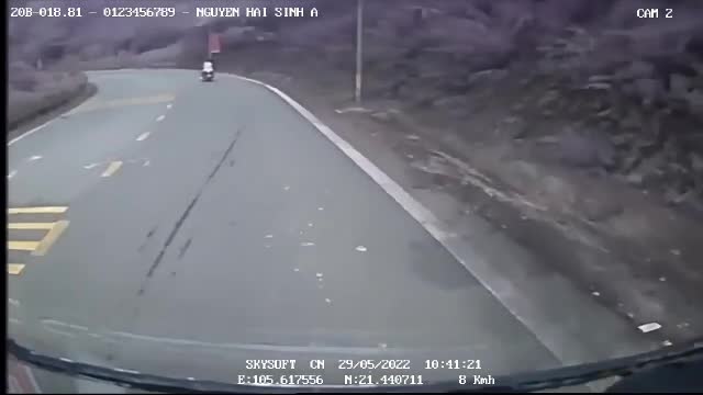 Video - Clip: Xe máy mất phanh khi đổ đèo Tam Đảo và màn giải cứu thót tim