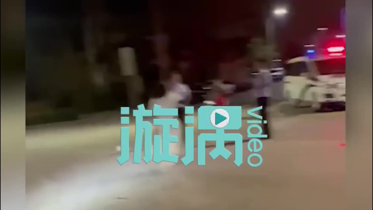 Video - Clip: Lột đồ rồi hung hăng tát cảnh sát giữa phố, cô gái nhận kết đắng
