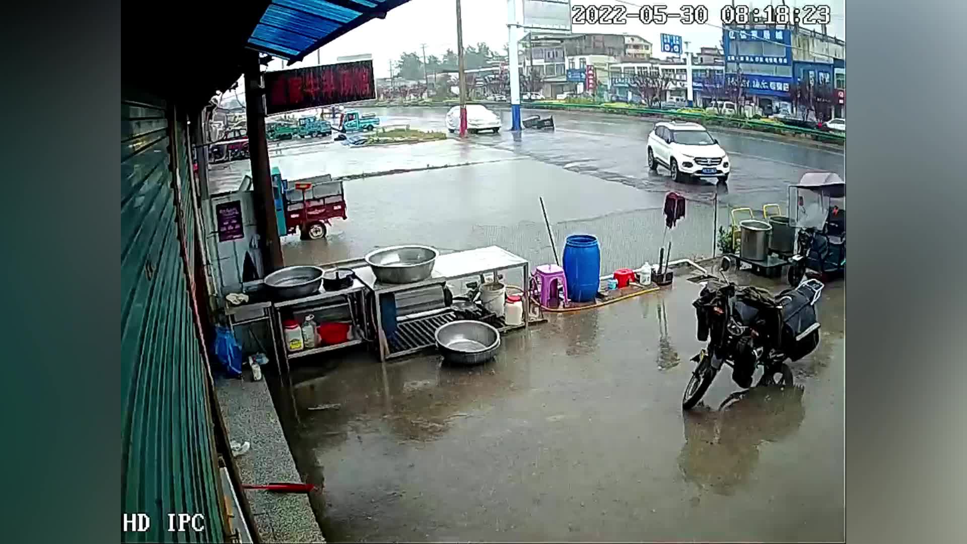 Video - Clip: Thấy cụ ông đi bộ dưới mưa, người phụ nữ có hành động bất ngờ