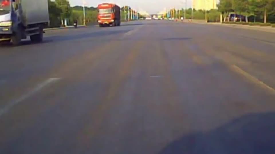 Video - Clip: Khoảnh khắc cô gái thoát chết khó tin ngay dưới bánh xe tải