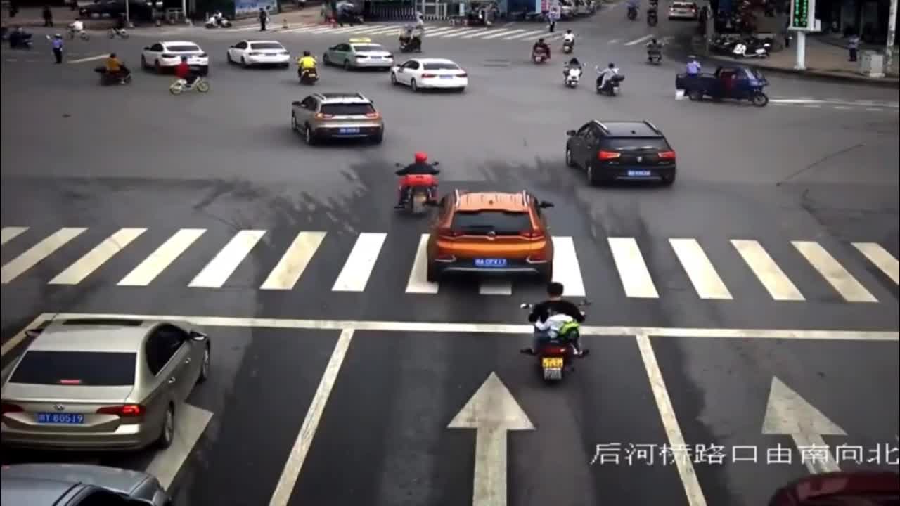 Video - Clip: Bị ngăn cản sang đường, người phụ nữ tát cảnh sát bay mũ
