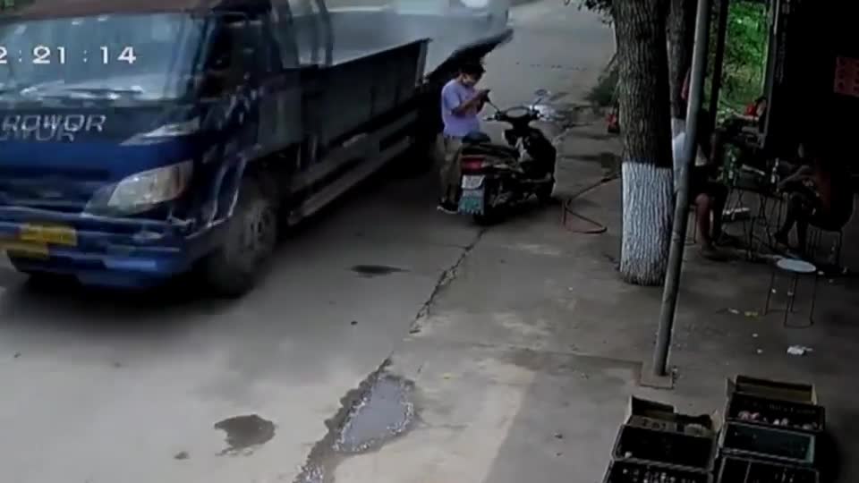 Video - Clip: Cửa xe tải bất ngờ bật mở, đập trúng đầu người phụ nữ