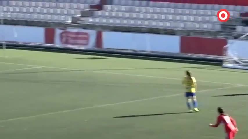 Video - Clip: Chạy nước rút rồi dẫn bóng 70m, nữ cầu thủ ghi bàn thắng khó tin