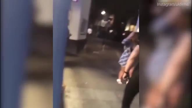 Video - Clip: Nhổ nước bọt vào nhóm đàn ông, cô gái bị đấm bất tỉnh