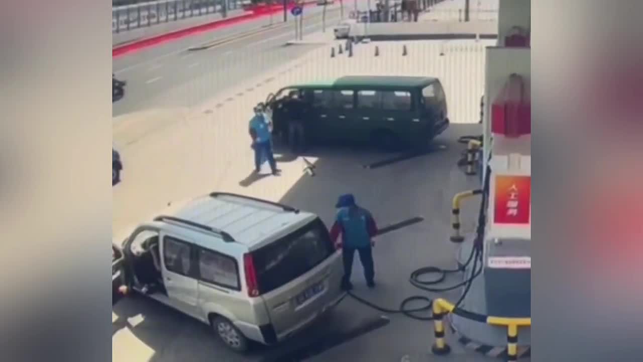 Video - Clip: Kinh hoàng cảnh ô tô bất ngờ bốc cháy khi đang đổ xăng