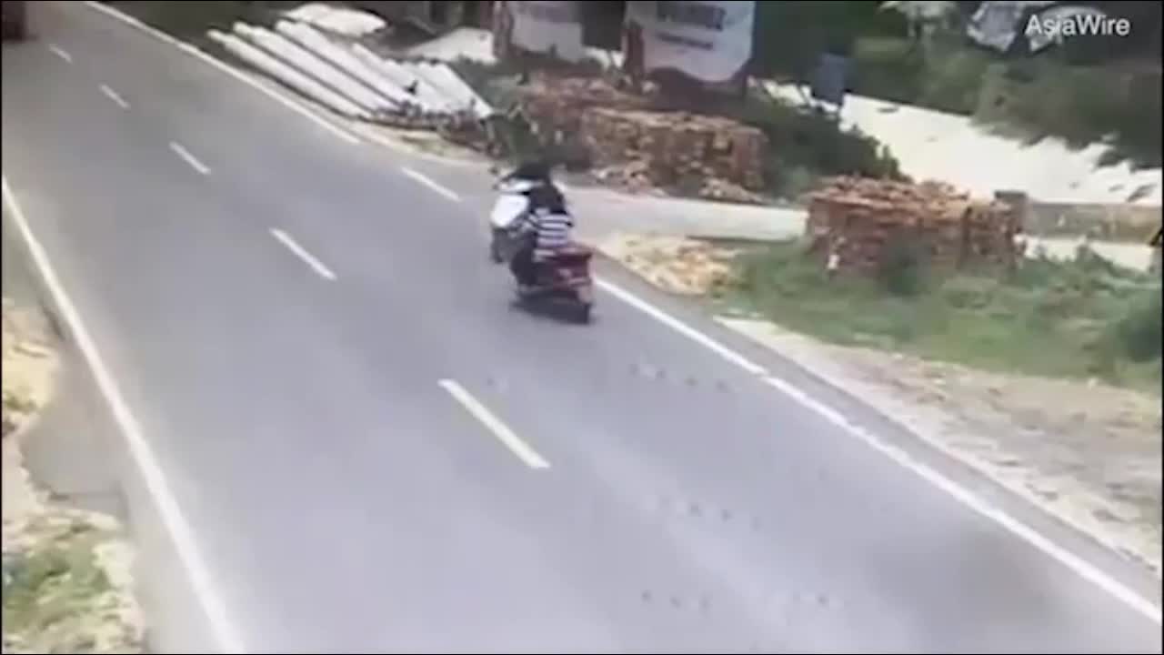 Video - Clip: Đánh lái tránh va chạm, xe tải chở cát đè trúng 2 xe máy