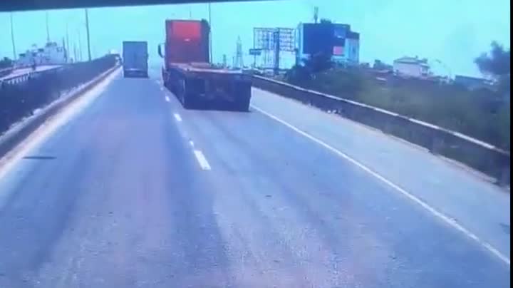 Video - Clip: Tự đâm vào đuôi container, nam thanh niên văng xuống đường