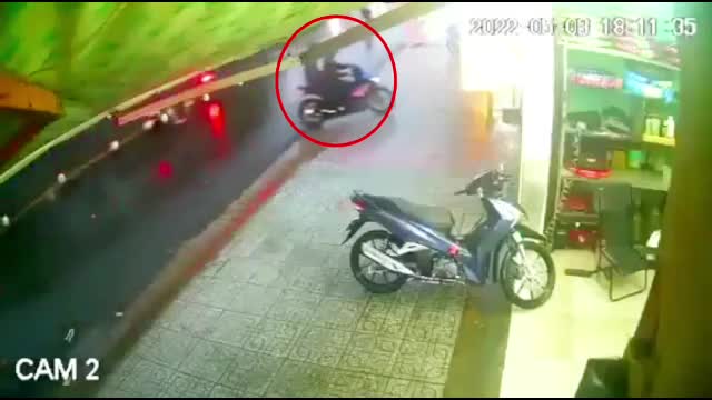 Video - Clip: Truy đuổi trộm xe, người đàn ông ngã sấp mặt trên đường