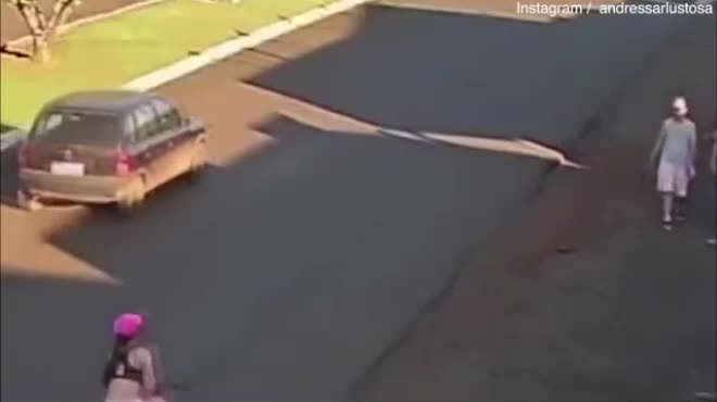 Video - Clip: Đạp xe trên đường, cô gái bị tên biến thái đi ô tô sàm sỡ vòng 3