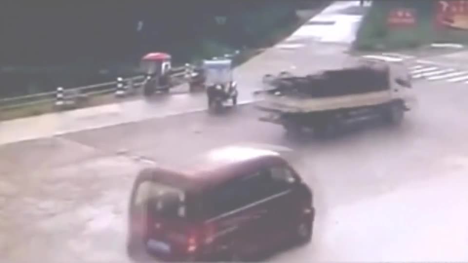 Video - Clip: Bị xe tải tông trúng, người phụ nữ vội vàng nhảy khỏi xe 3 bánh