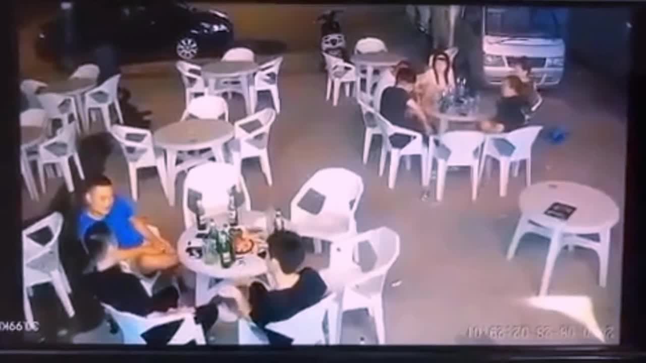 Video - Clip: Ô tô lao như tên bắn, đâm trúng nhóm người ngồi ăn trên vỉa hè