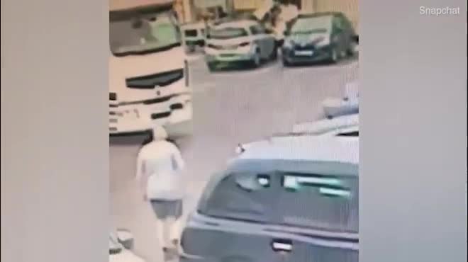 Video - Clip: Vừa chạy ra khỏi siêu thị, tên trộm bị xe tải cán trúng