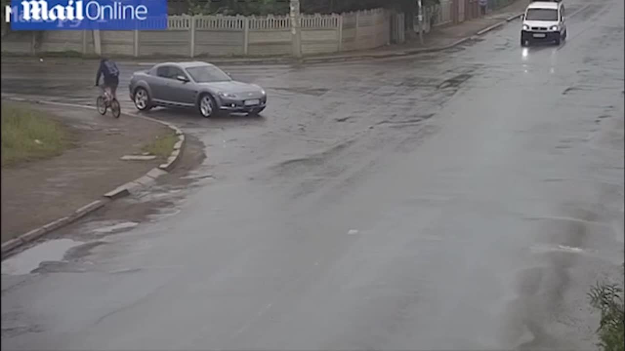 Video - Clip: Ô tô tông nhau kinh hoàng giữa ngã tư, tài xế văng khỏi xe