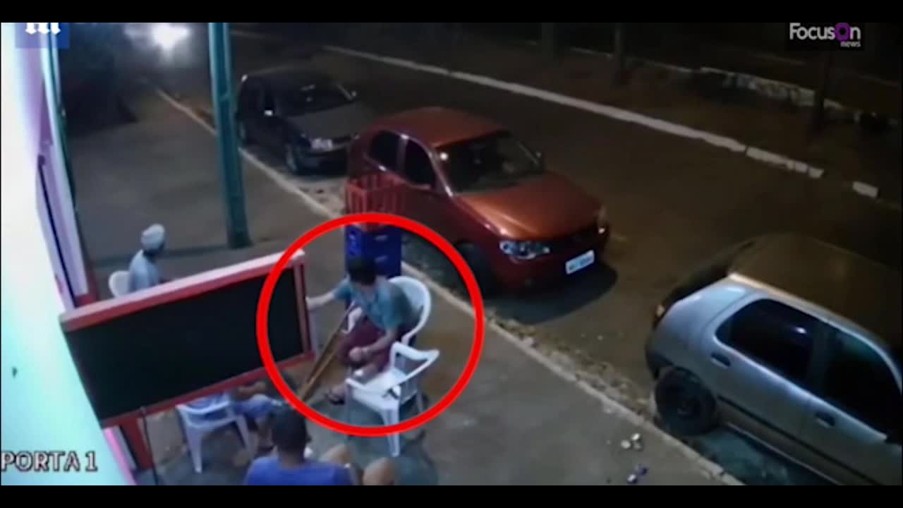 Video - Clip: Ngồi uống bia trên vỉa hè, người đàn ông bị lốp xe văng trúng