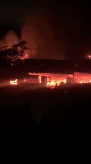 Mới- nóng - Clip: Cháy cửa hàng tạp hóa trong đêm, một cháu bé bị bỏng nhẹ