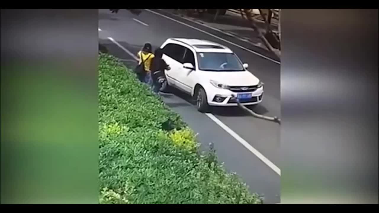 Video - Clip: Ném đá vào kính ô tô, cô gái bị tài xế rồ ga chèn qua người