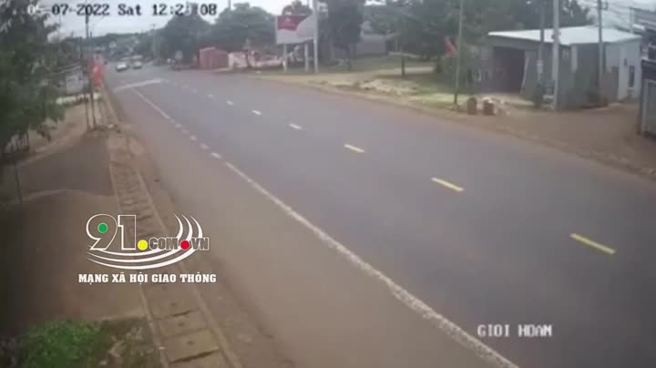 Video - Clip: Kinh hoàng cảnh xe tải vượt ẩu đâm trúng người đàn ông đi xe máy