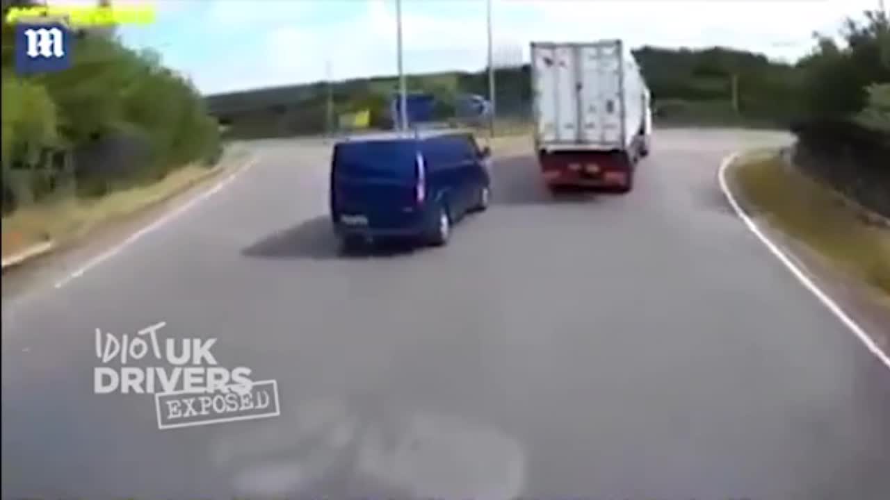 Video - Clip: Kinh hoàng cảnh xe tải đang vào cua đè nát ô tô con