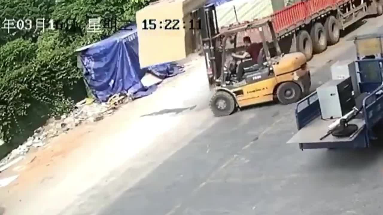 Video - Clip: Phản ứng cực nhanh, nam thanh niên thoát chết trước đầu xe nâng