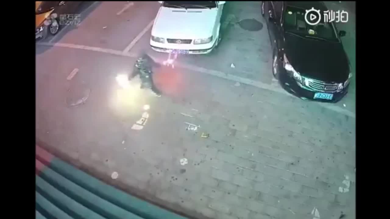 Video - Clip: Thả pháo hoa xuống cống, cậu bé gây nên vụ nổ kinh hoàng