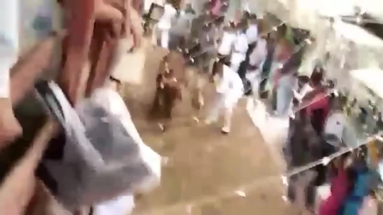 Video - Clip: Bò đực nổi giận, điên cuồng tấn công người đàn ông trên phố