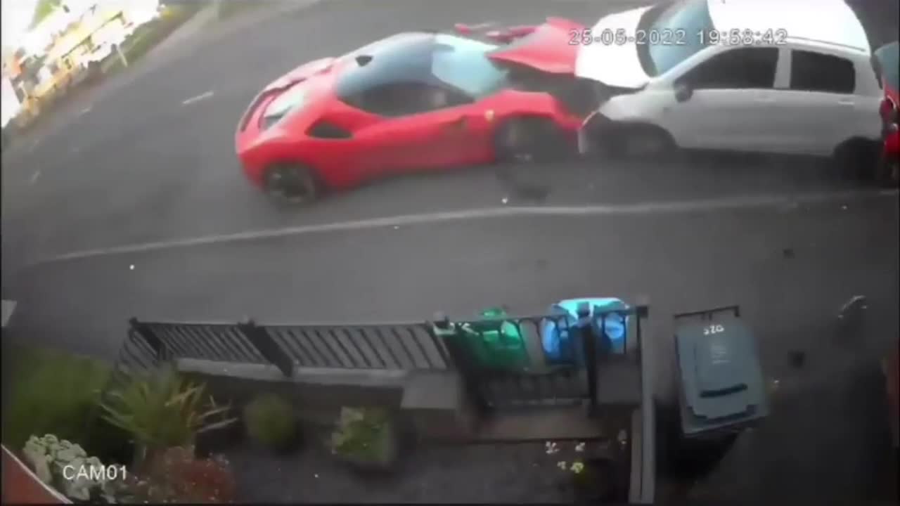 Video - Clip: Siêu xe Ferrari lao như tên bắn, đâm dồn 5 ô tô đang đỗ