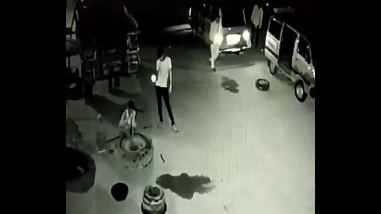 Video - Clip: Lốp xe ô tô phát nổ kinh hoàng, hất văng người đàn ông xuống đất