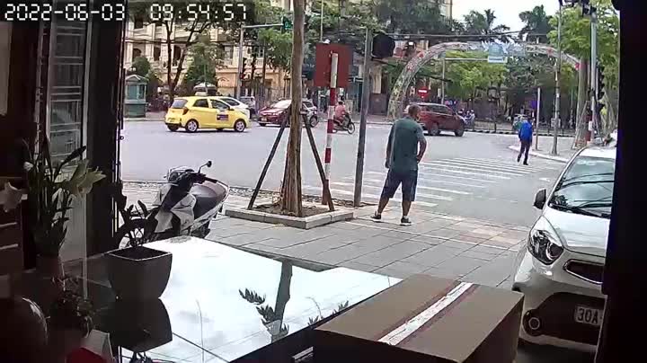 Video - Clip: Cố tạt đầu ô tô, người phụ nữ bị tông văng giữa ngã tư