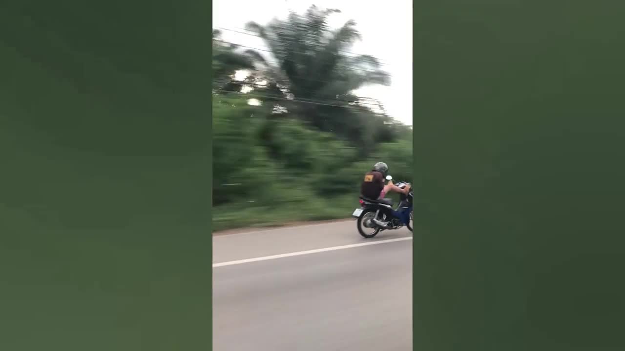 Video - Clip: Dùng chân lái xe máy, nam thanh niên lao vun vút trên đường