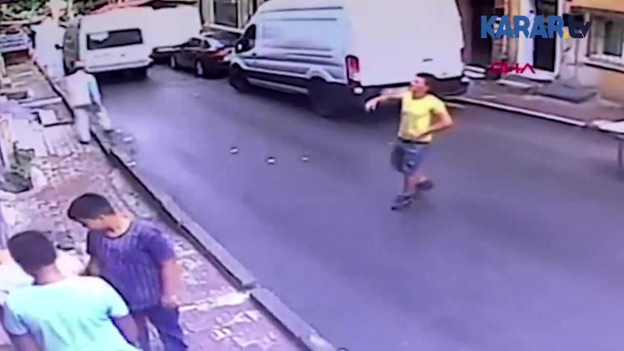 Video - Clip: Chàng trai dùng tay không ôm gọn bé gái rơi khỏi tầng 2 chung cư
