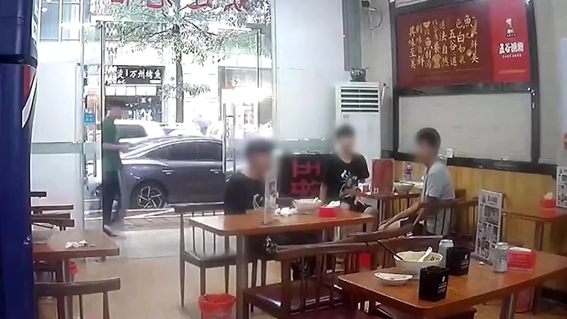 Video - Clip: Cố tình quỵt tiền ăn, 3 nam thanh niên bỏ chạy thục mạng