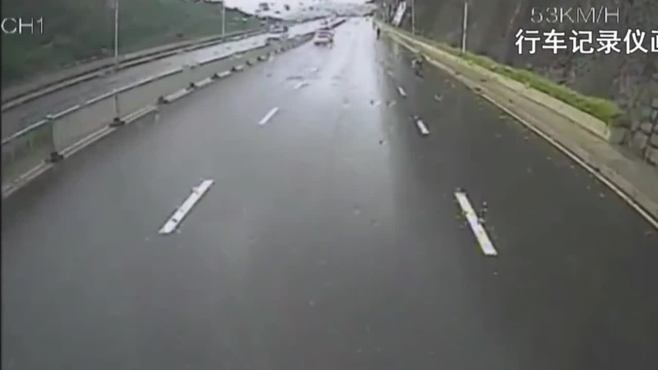 Video - Clip: Trượt ngã trước đầu xe buýt, người đàn ông thoát chết khó tin