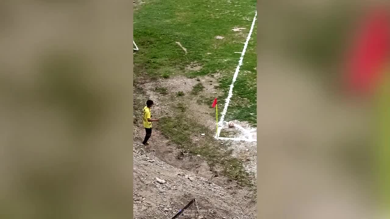 Video - Clip: Khó tin, cầu thủ ghi bàn trực tiếp từ quả đá phạt góc