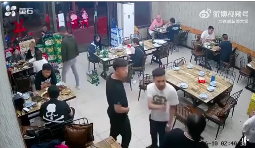 Video - Clip: Quấy rối không thành, nhóm đàn ông lao vào đánh hội đồng cô gái
