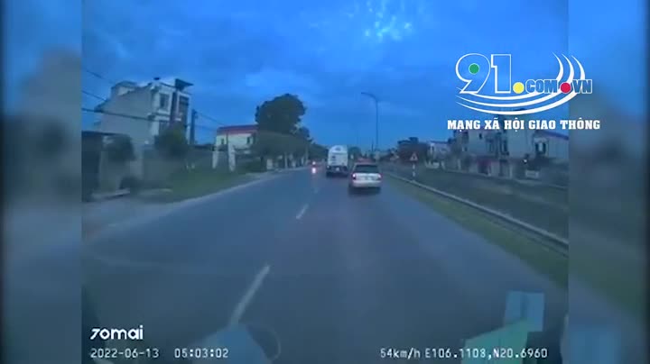 Video - Clip: Xe tải lao sang đường ngược chiều, tông kinh hoàng ô tô 7 chỗ