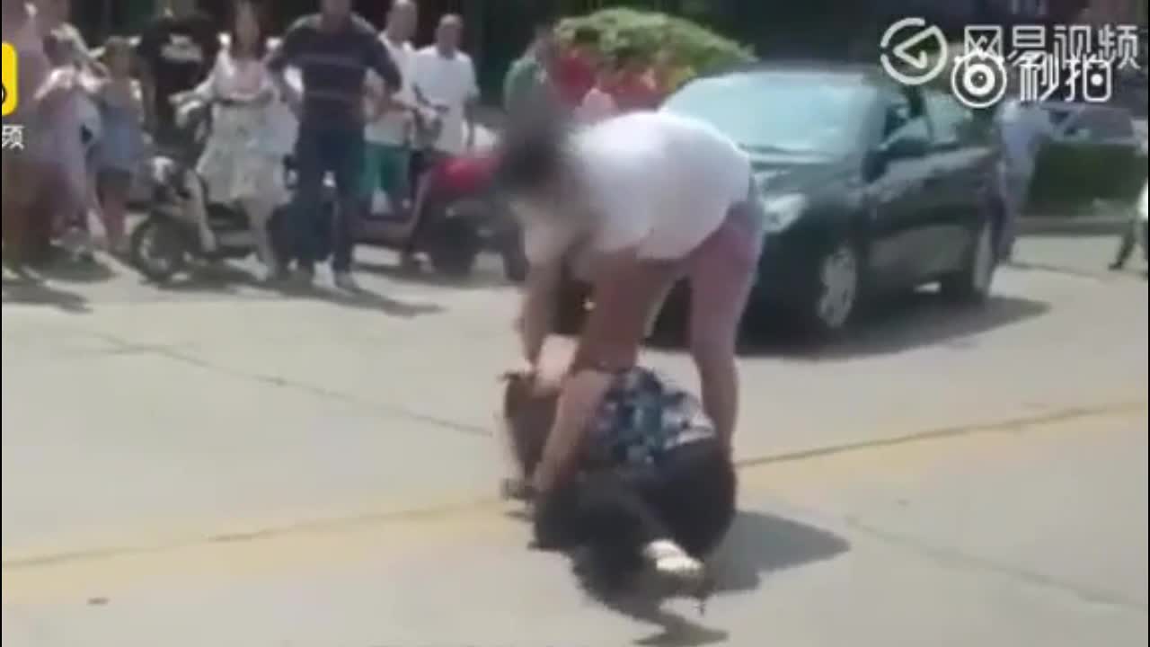 Video - Clip: Thanh niên túm tóc, đánh người phụ nữ trên phố và lý do bất ngờ